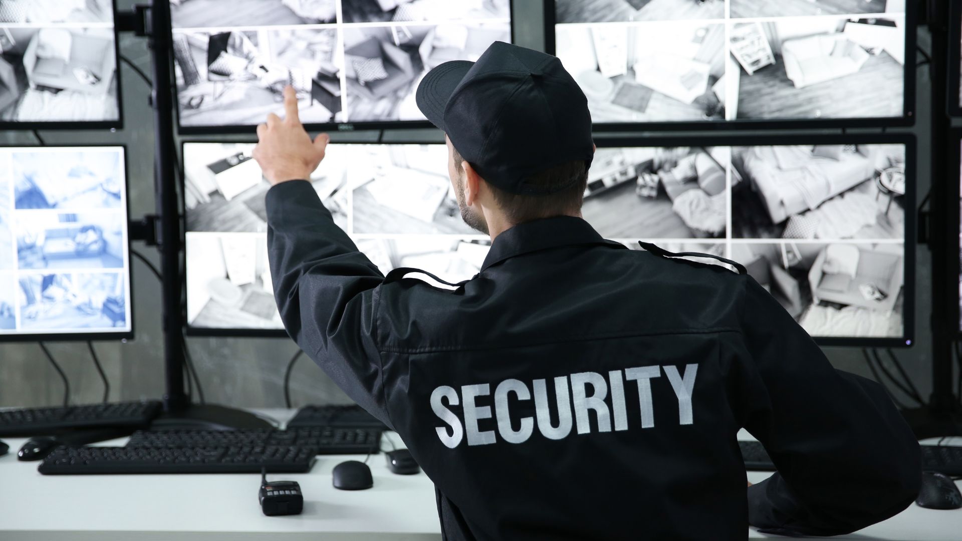 Centro de monitoreo con operador supervisando cámaras de seguridad